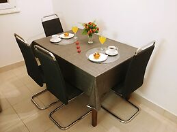 A4 Beachfront apt With big Terrace and sea View