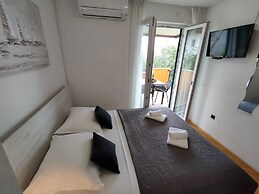 A4 Beachfront apt With big Terrace and sea View