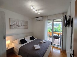 A4 Beachfront apt With big Terrace and sea View