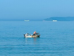 A4 Beachfront apt With big Terrace and sea View