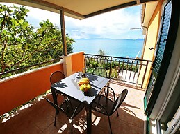 A4 Beachfront apt With big Terrace and sea View