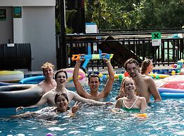Mad Monkey  Vang Vieng