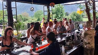 Mad Monkey  Vang Vieng