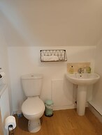 2 Bedrooms/sleeps 4/free Wifi/parking/outdoor Area