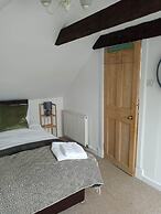 2 Bedrooms/sleeps 4/free Wifi/parking/outdoor Area