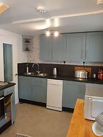 2 Bedrooms/sleeps 4/free Wifi/parking/outdoor Area