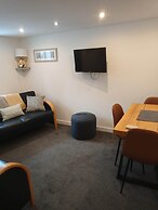 2 Bedrooms/sleeps 4/free Wifi/parking/outdoor Area