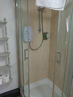 2 Bedrooms/sleeps 4/free Wifi/parking/outdoor Area