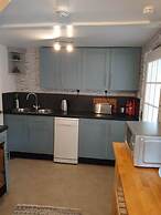 2 Bedrooms/sleeps 4/free Wifi/parking/outdoor Area