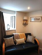 2 Bedrooms/sleeps 4/free Wifi/parking/outdoor Area