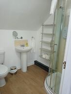 2 Bedrooms/sleeps 4/free Wifi/parking/outdoor Area