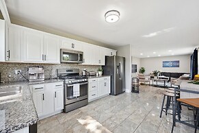 Charming Contemporary Family Home 3 Bedroom Home by RedAwning