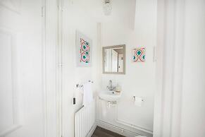 Spacious 3 bed House Garden Parking Wifi Smart tv