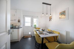 Spacious 3 bed House Garden Parking Wifi Smart tv