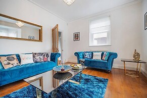 Huge House Pool Table Parking Garden sky tv Wifi