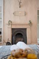 Huge House Pool Table Parking Garden sky tv Wifi