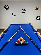 Huge House Pool Table Parking Garden sky tv Wifi