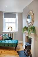 Huge House Pool Table Parking Garden sky tv Wifi