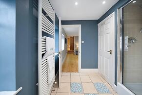 Huge House Pool Table Parking Garden sky tv Wifi