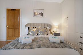 Huge House Pool Table Parking Garden sky tv Wifi