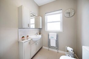 Huge House Pool Table Parking Garden sky tv Wifi