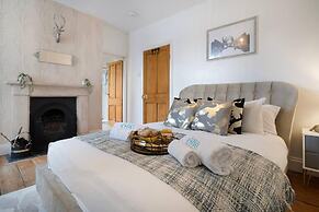 Huge House Pool Table Parking Garden sky tv Wifi