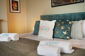 Huge House Pool Table Parking Garden sky tv Wifi