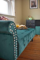 Huge House Pool Table Parking Garden sky tv Wifi