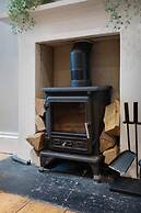 Huge House Pool Table Parking Garden sky tv Wifi