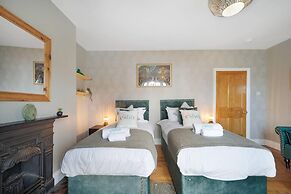 Huge House Pool Table Parking Garden sky tv Wifi