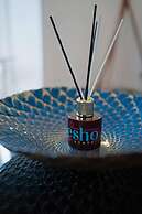 Huge House Pool Table Parking Garden sky tv Wifi