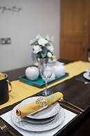 Huge House Pool Table Parking Garden sky tv Wifi