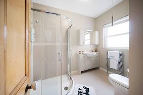 Huge House Pool Table Parking Garden sky tv Wifi