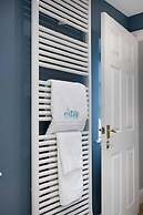 Huge House Pool Table Parking Garden sky tv Wifi