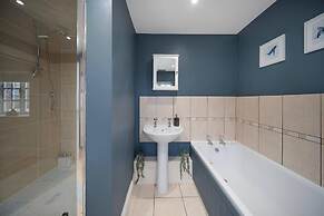 Huge House Pool Table Parking Garden sky tv Wifi