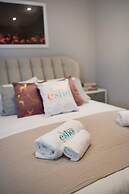 Huge House Pool Table Parking Garden sky tv Wifi