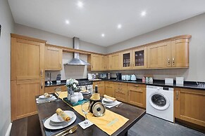 Huge House Pool Table Parking Garden sky tv Wifi