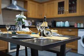 Huge House Pool Table Parking Garden sky tv Wifi