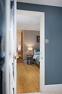 Huge House Pool Table Parking Garden sky tv Wifi