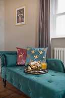 Huge House Pool Table Parking Garden sky tv Wifi