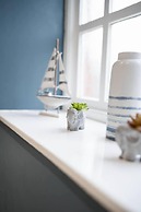 Huge House Pool Table Parking Garden sky tv Wifi