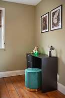 Huge House Pool Table Parking Garden sky tv Wifi