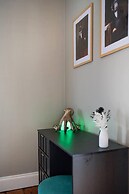 Huge House Pool Table Parking Garden sky tv Wifi