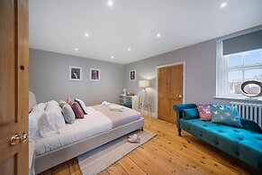 Huge House Pool Table Parking Garden sky tv Wifi