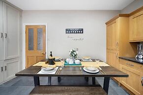 Huge House Pool Table Parking Garden sky tv Wifi