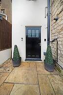 Huge House Pool Table Parking Garden sky tv Wifi