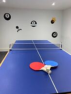 Huge House Pool Table Parking Garden sky tv Wifi