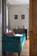 Huge House Pool Table Parking Garden sky tv Wifi