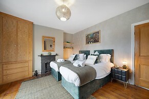 Huge House Pool Table Parking Garden sky tv Wifi