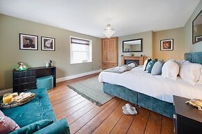 Huge House Pool Table Parking Garden sky tv Wifi